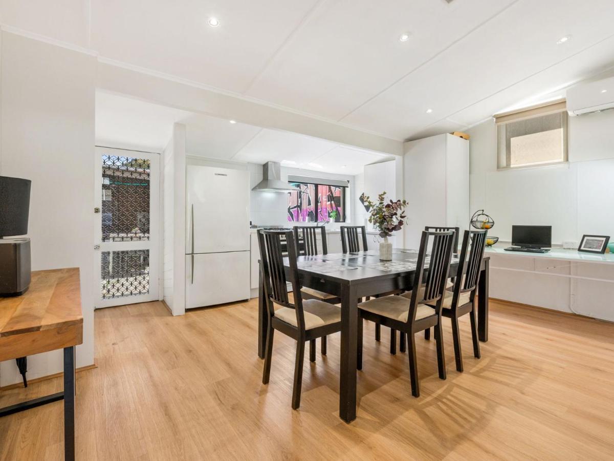 Walk To The Mcg & Aami Park - Free Late Checkout - Great Location & Backyard Villa Melbourne Exteriör bild